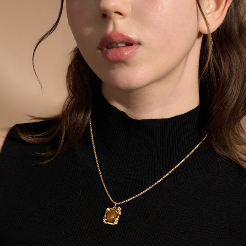 Collier en pierre naturelle Œil de tigre — Collier pull à double chaîne papillon