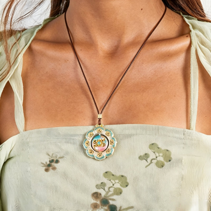 Collier Lotus Guochao Émail Double Poisson – Cadeau Oriental