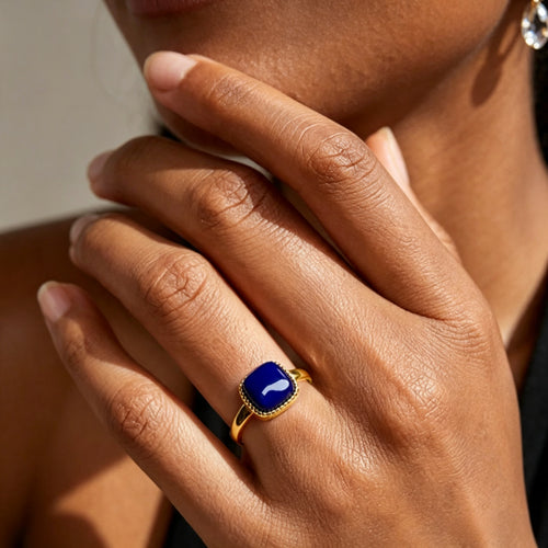 Bague classique en lapis-lazuli indigo