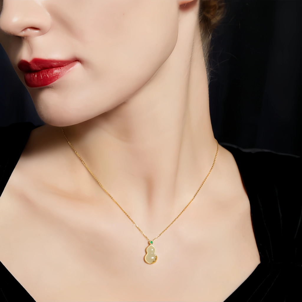 Collier en cristal de quartz clair Pendentif facetté irrégulier