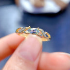 Bague tendance croisée en aigue-marine naturelle - Clarté et flux positif