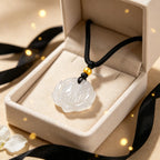 Collier cordon en calcédoine Fleur de Lotus – Bijou spirituel