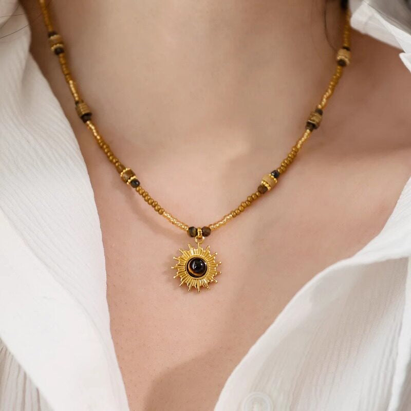 Collier en perles de bois massif et pierre naturelle œil de tigre — Dieu gardien du soleil
