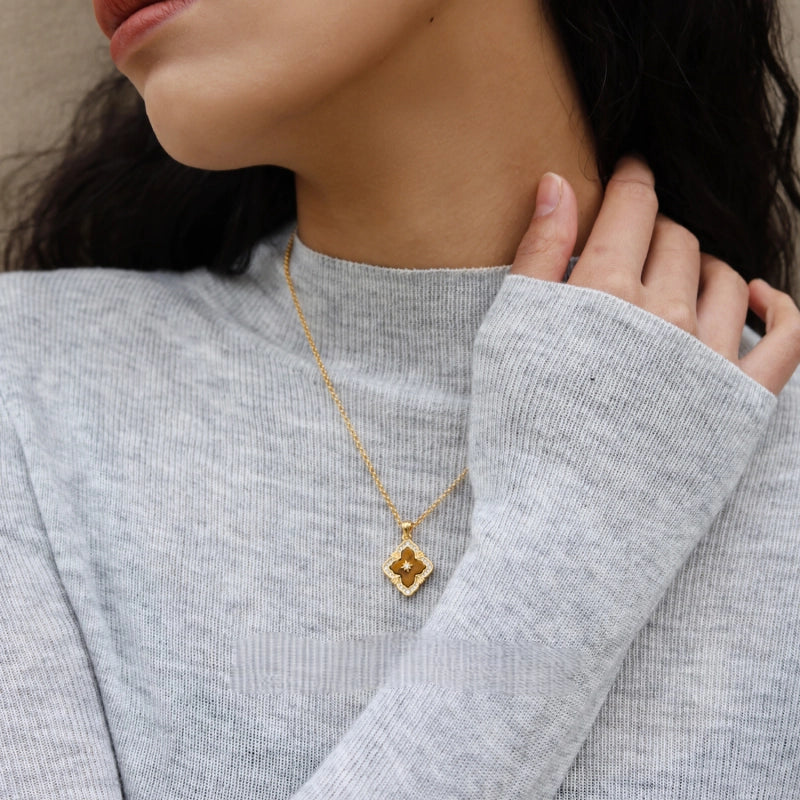Collier trèfle de bravoure en pierre naturelle œil de tigre — Déesse de la chance