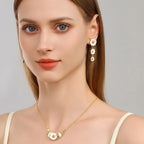 Boucles d'oreilles Marguerite émaillées, Boucles d'oreilles de luxe légères faites à la main