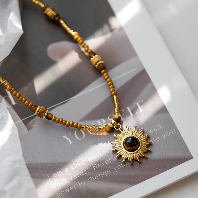 Collier en perles de bois massif et pierre naturelle œil de tigre — Dieu gardien du soleil