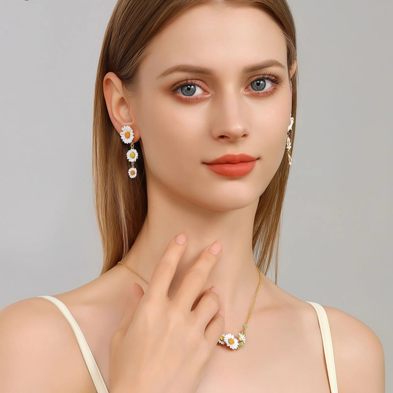 Boucles d'oreilles Marguerite émaillées, Boucles d'oreilles de luxe légères faites à la main
