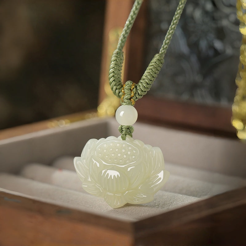 Collier pendentif Lotus sculpté en jade naturel de Hetian — Un cadeau attentionné pour elle