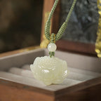 Collier pendentif Lotus sculpté en jade naturel de Hetian — Un cadeau attentionné pour elle