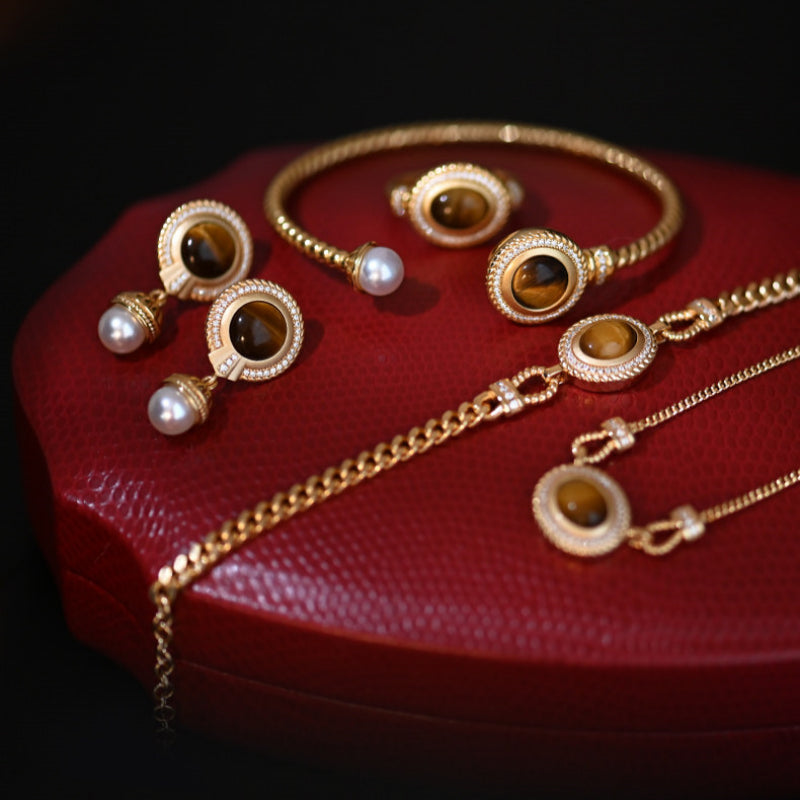 Collier en pierre œil de tigre naturelle — Fermoir à bouton texturé romain vintage