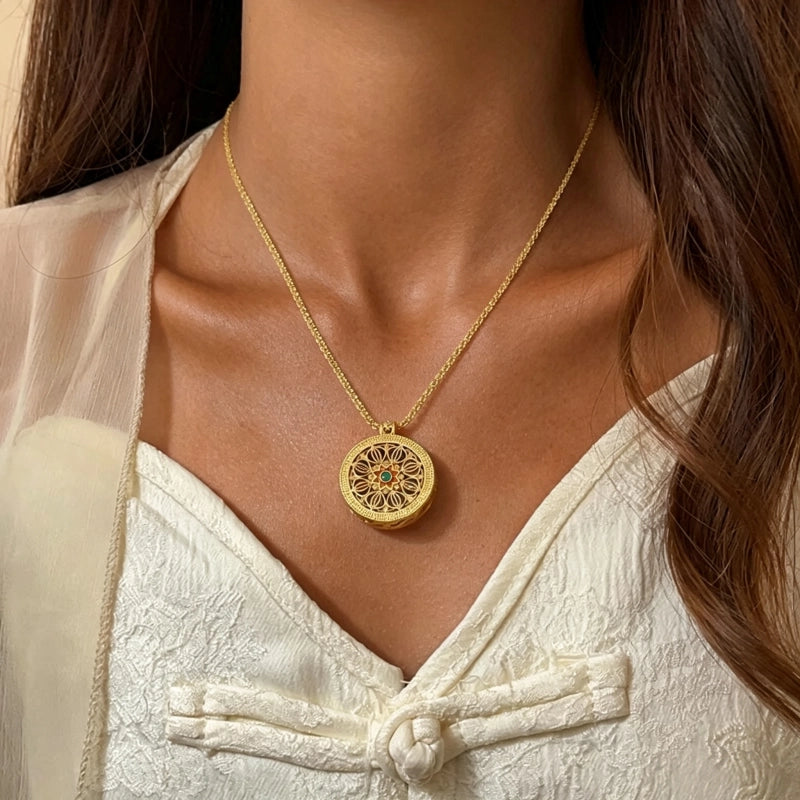 Collier Lotus Boussole Huit Trésors Orientale – Amulette de Protection Spirituelle