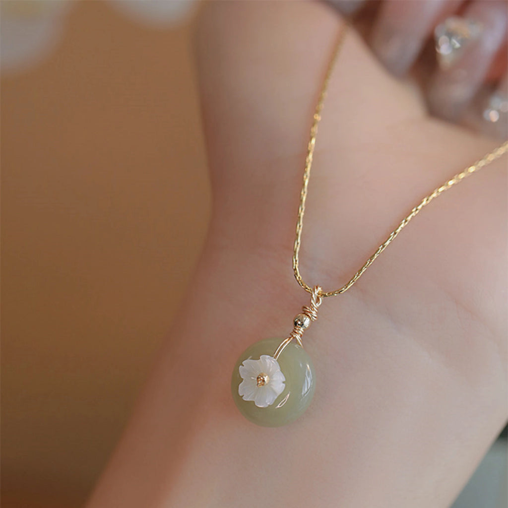 Collier en cristal de quartz clair Pendentif facetté irrégulier
