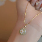 Collier en cristal de quartz clair Pendentif facetté irrégulier