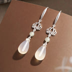 Boucles d'oreilles pendantes Lotus Rebirth en jade blanc