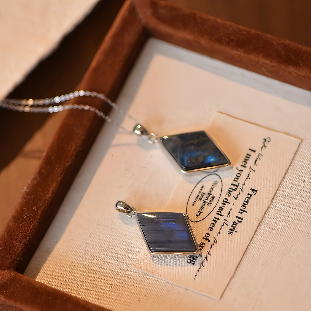 Pendentif Trèfle à quatre feuilles bleu en cristal naturel – Cadeau porte-bonheur pour elle / Maman