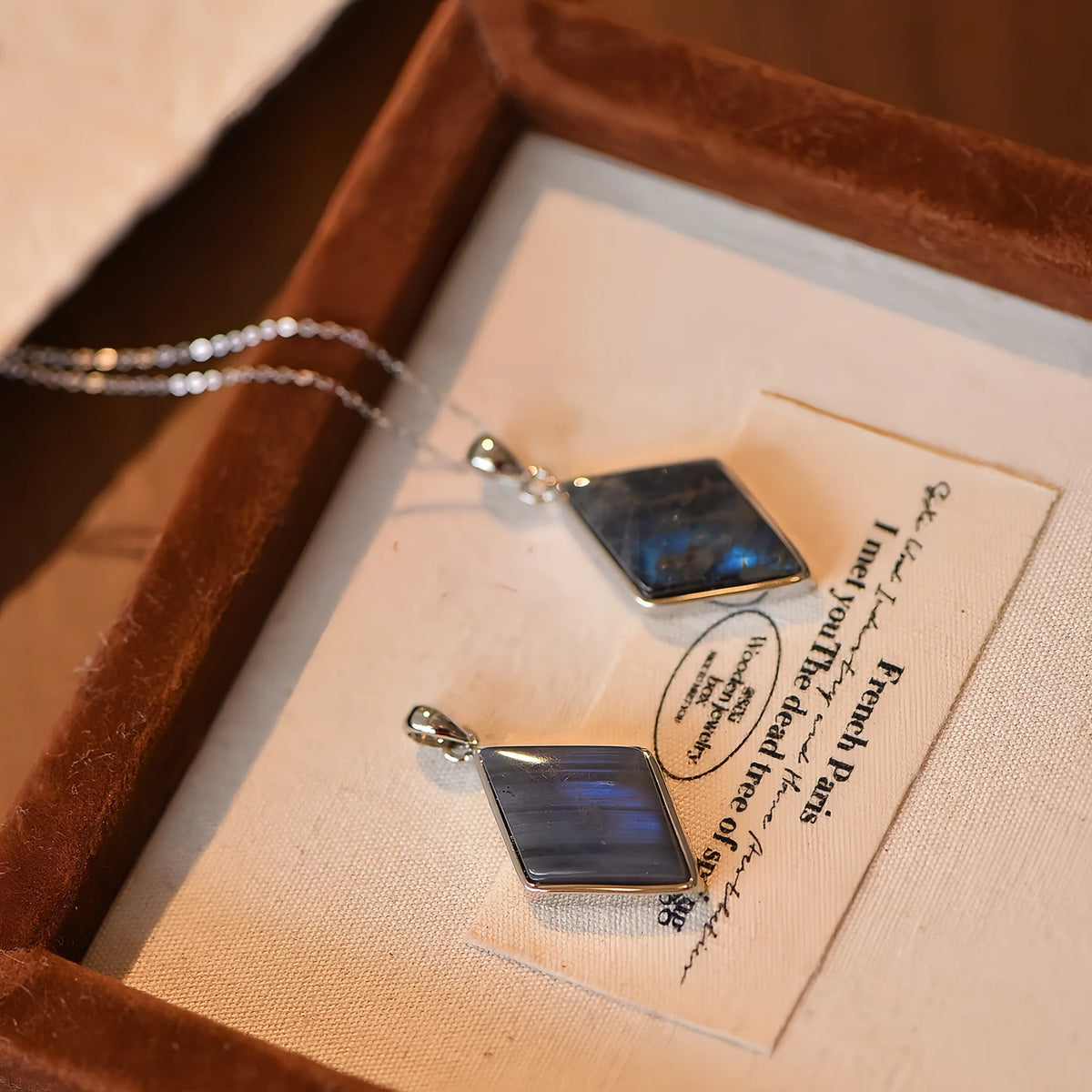 Pendentif Trèfle à quatre feuilles bleu en cristal naturel – Cadeau porte-bonheur pour elle / Maman