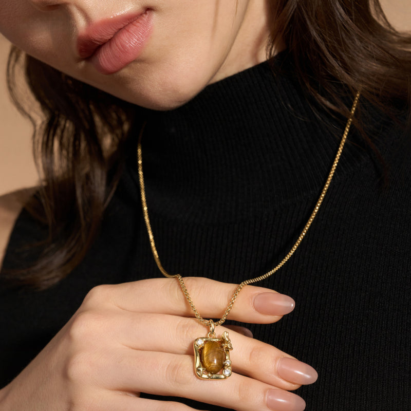 Collier en pierre naturelle Œil de tigre — Collier pull à double chaîne papillon