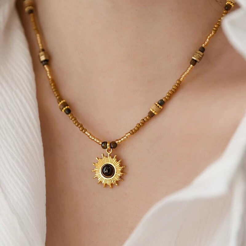 Collier en perles de bois massif et pierre naturelle œil de tigre — Dieu gardien du soleil