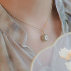 Collier en cristal de quartz clair Pendentif facetté irrégulier