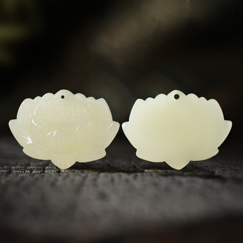 Collier pendentif Lotus sculpté en jade naturel de Hetian — Un cadeau attentionné pour elle