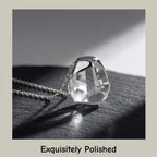 Collier en cristal de quartz clair Pendentif facetté irrégulier
