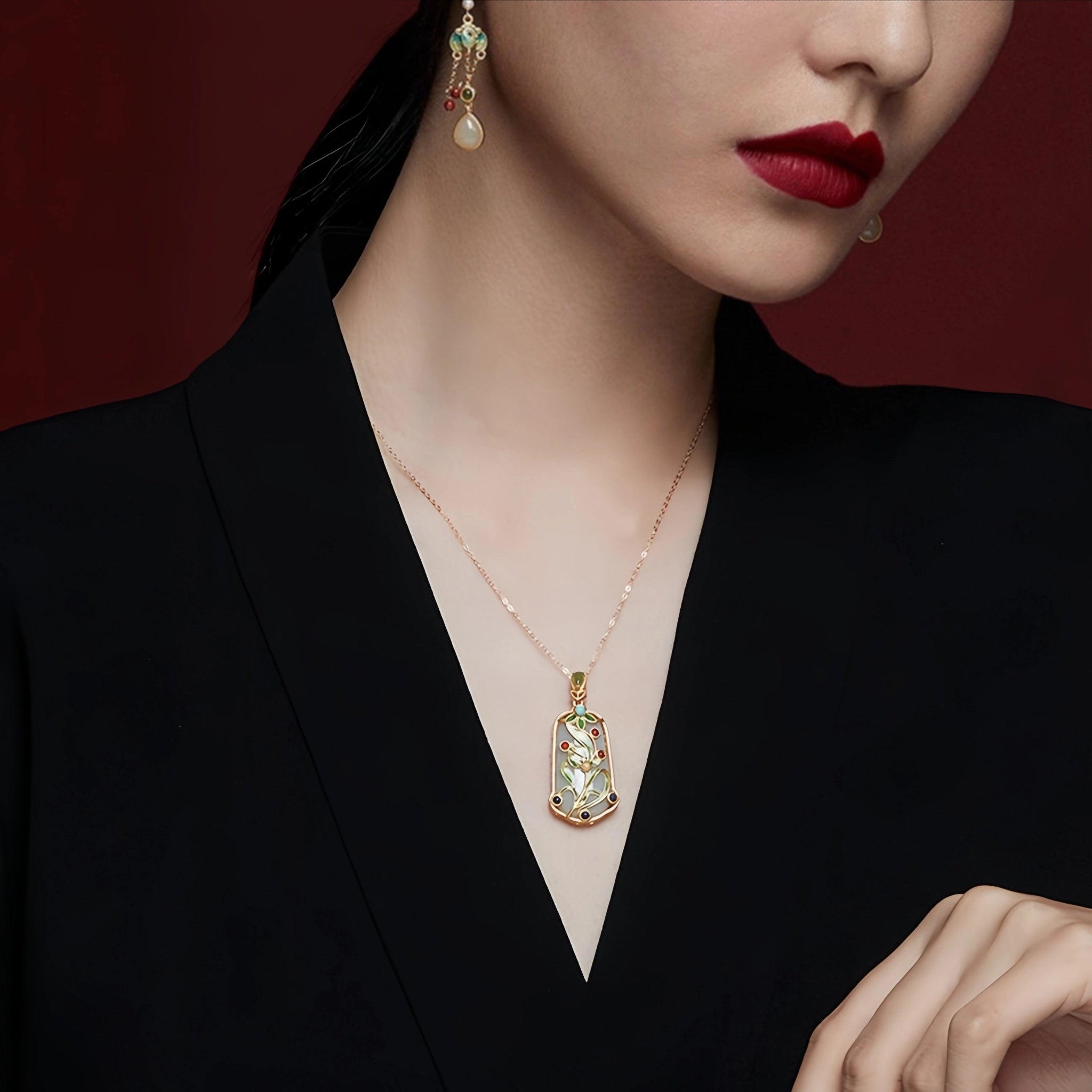 Collier en cristal de quartz clair Pendentif facetté irrégulier