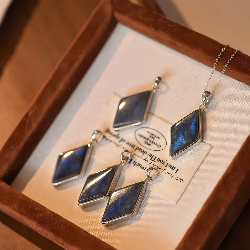 Pendentif Trèfle à quatre feuilles bleu en cristal naturel – Cadeau porte-bonheur pour elle / Maman