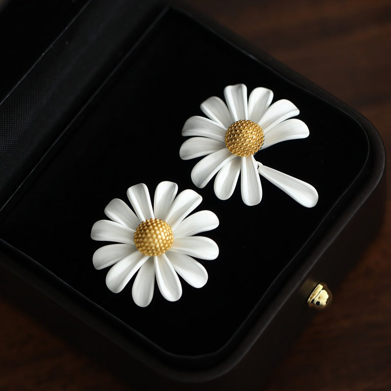Pure Daisy Earrings - Free from Worldly Troubles