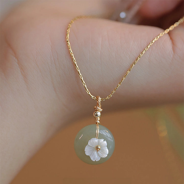 Collier en cristal de quartz clair Pendentif facetté irrégulier