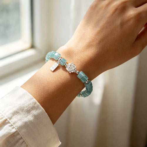 Bracelet de lotus en jadéite orientale avec breloque « Ping An Xi Le » – Bijoux Guochao