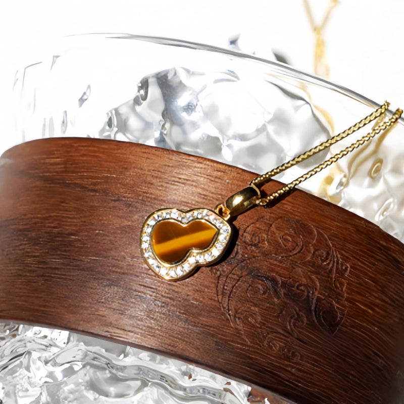 Collier gourde œil de tigre doré — Breloque en cristal de luxe de niche pour la richesse et la bénédiction