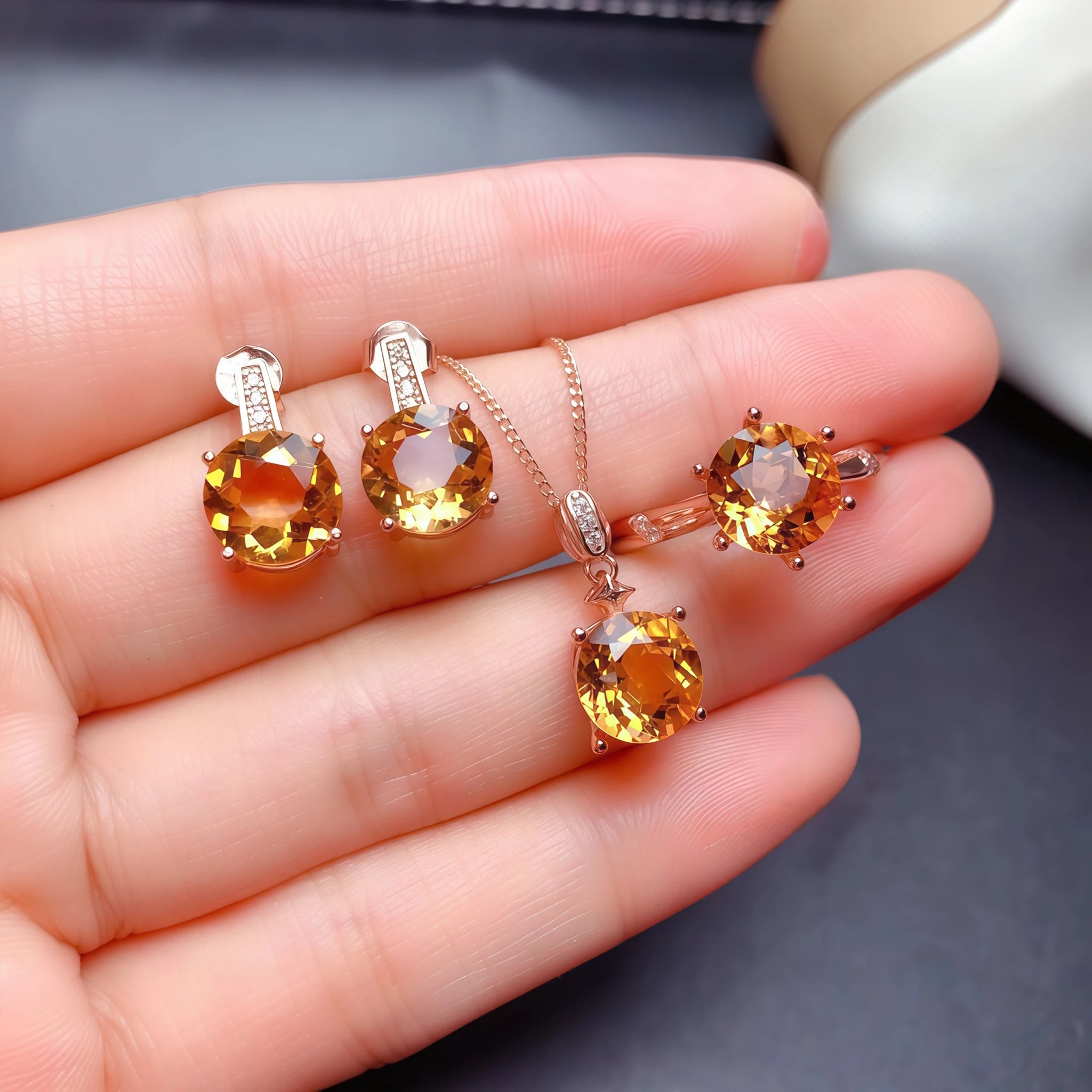 Collier en cristal de quartz clair Pendentif facetté irrégulier