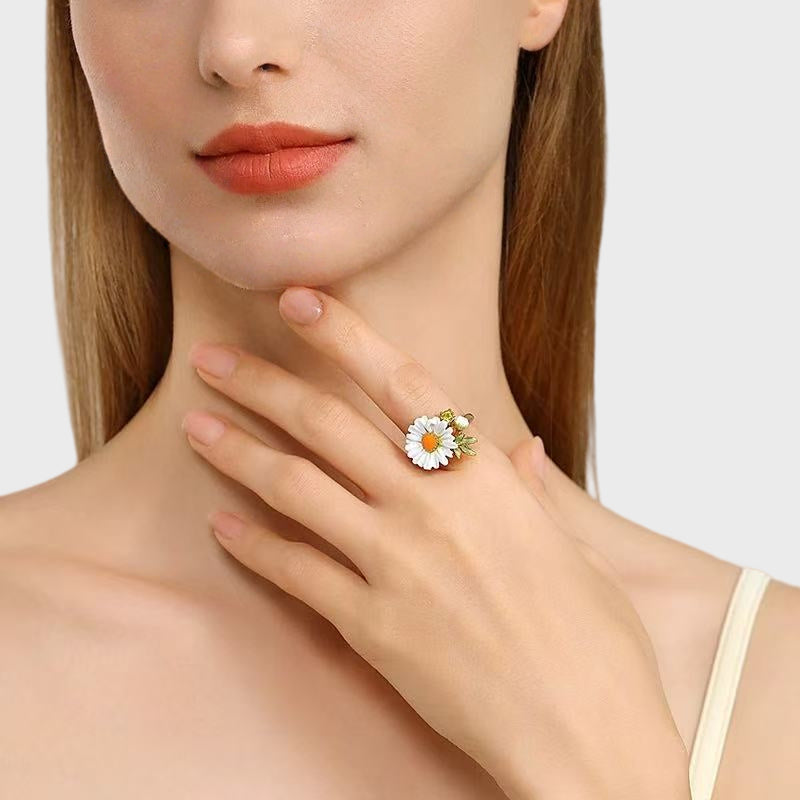 Spring Naturalistic Daisy Ring - Innocence Ring