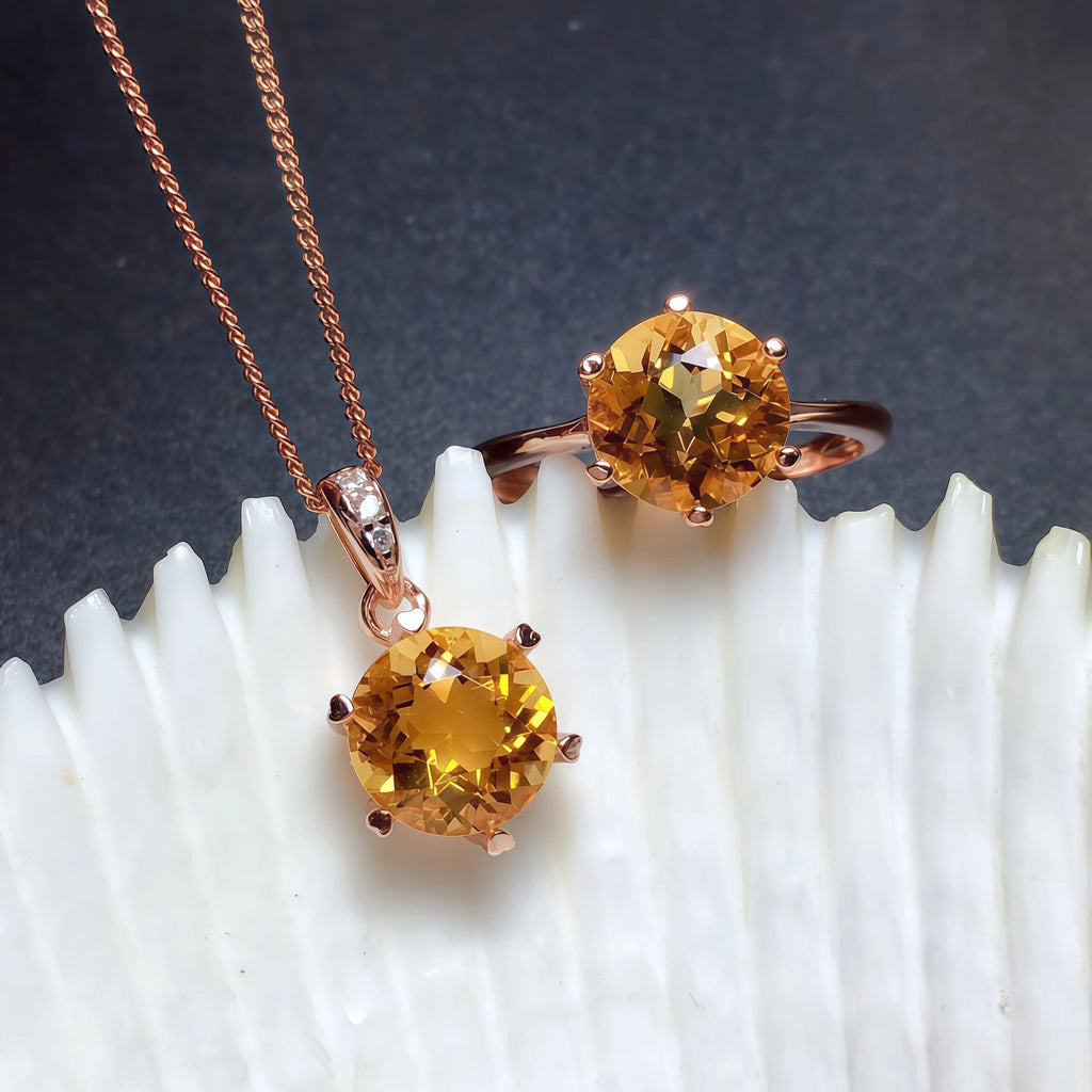 Collier en cristal de quartz clair Pendentif facetté irrégulier
