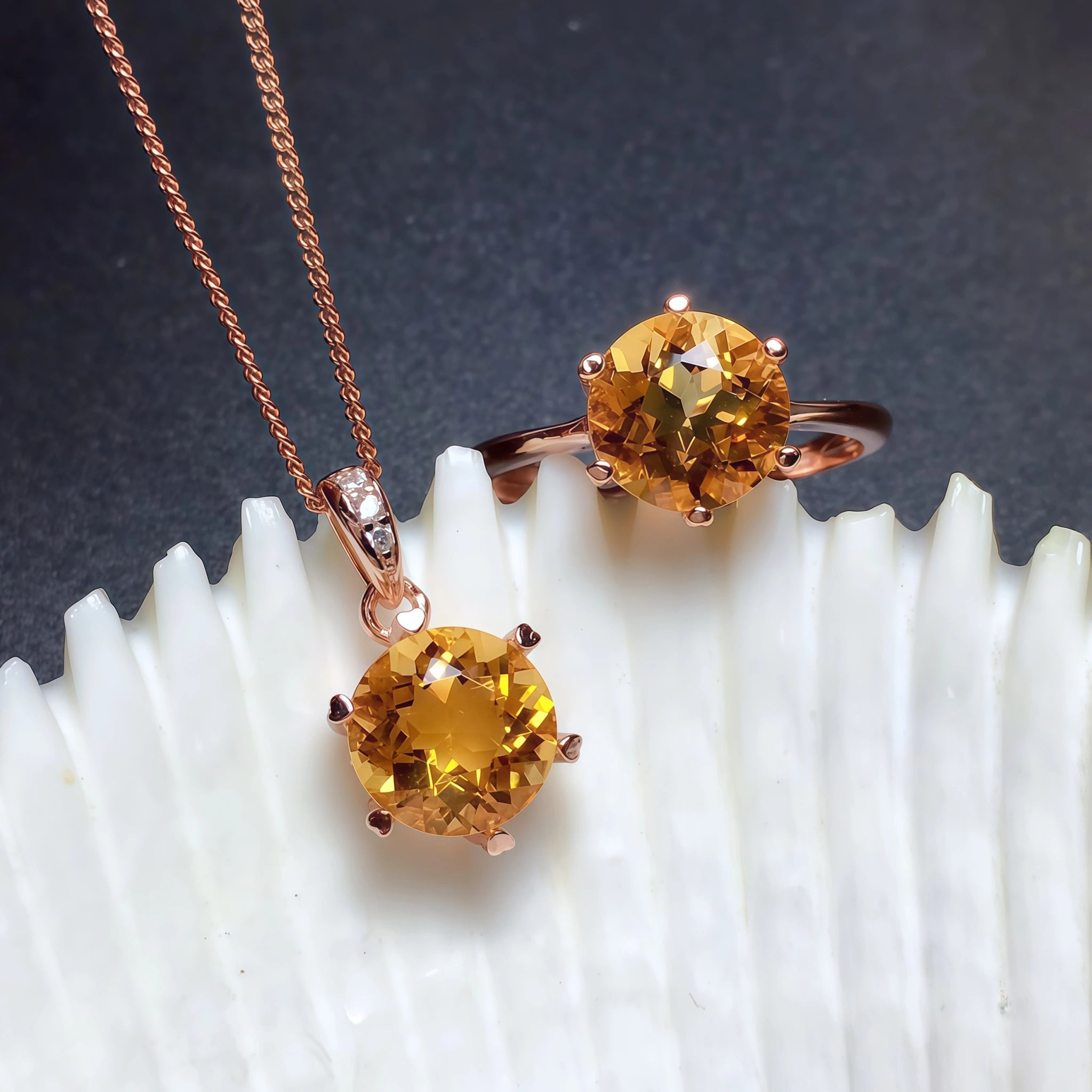 Collier en cristal de quartz clair Pendentif facetté irrégulier