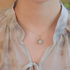 Collier en cristal de quartz clair Pendentif facetté irrégulier