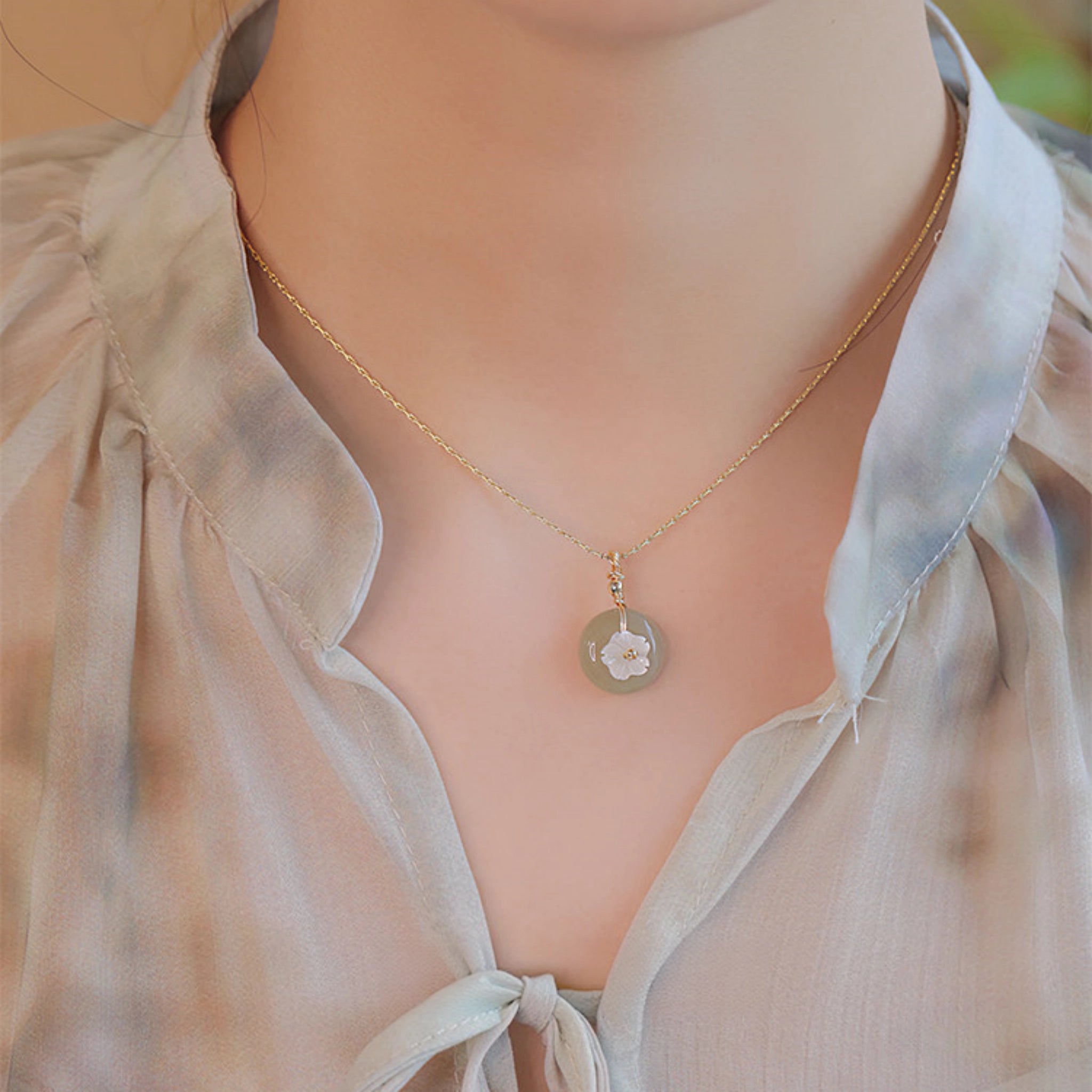 Collier en cristal de quartz clair Pendentif facetté irrégulier