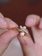 Bague en Cristal de Quartz Rose Naturel Nœud Papillon et Perle - L'amour de soi avant tout, la fortune suit