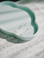 Boucles d'oreilles pendantes Lotus Rebirth en jade blanc