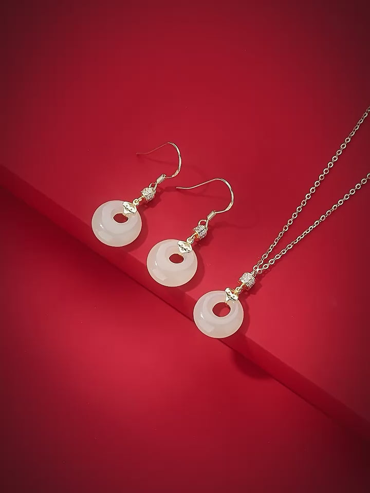 Collier en cristal de quartz clair Pendentif facetté irrégulier