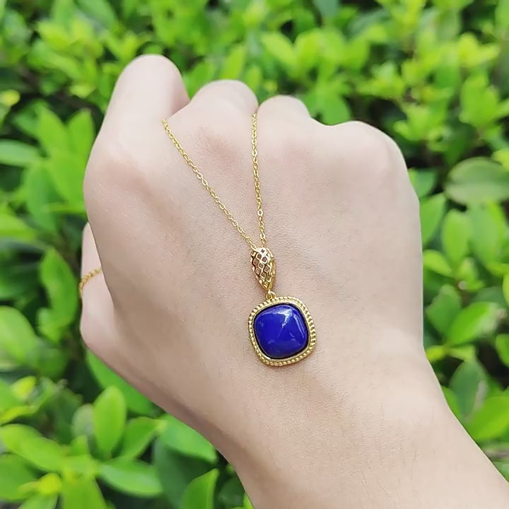 Collier en cristal de quartz clair Pendentif facetté irrégulier