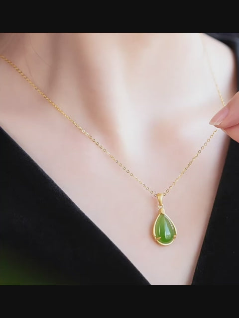 Élégant collier en jade Hetian naturel en forme de goutte