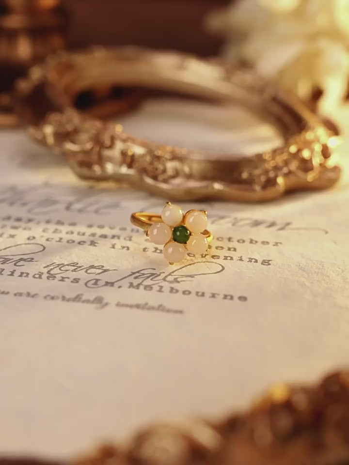 Bague Fleur de Prunier en Jade de Hotan – Chance Intemporelle, Douce Sérénité