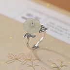 Bague Fleur de Jade Hetian – Douce Chance, Garde Discrète