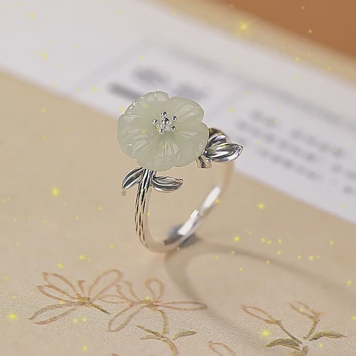 Bague Fleur de Jade Hetian – Douce Chance, Garde Discrète