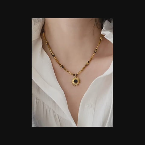 Collier en perles de bois massif et pierre naturelle œil de tigre — Dieu gardien du soleil