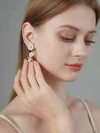 Boucles d'oreilles Marguerite émaillées, Boucles d'oreilles de luxe légères faites à la main