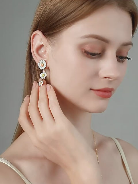 Boucles d'oreilles Marguerite émaillées, Boucles d'oreilles de luxe légères faites à la main