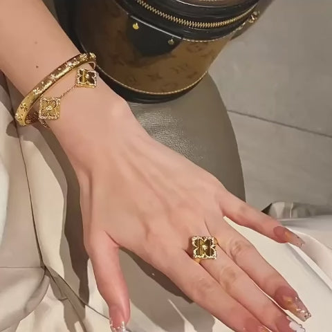 Collier trèfle de bravoure en pierre naturelle œil de tigre — Déesse de la chance