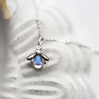 Pendentif Trèfle à quatre feuilles bleu en cristal naturel – Cadeau porte-bonheur pour elle / Maman
